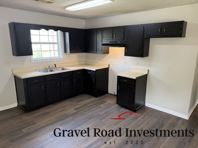 Building Photo - Freshly Updated 3 Bedroom, 1 Bathroom Home