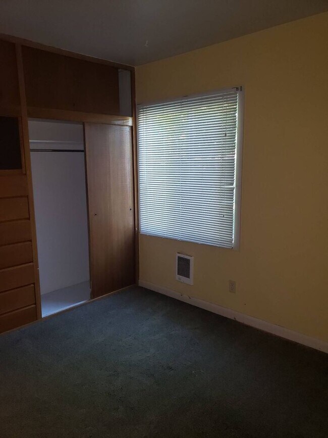 Building Photo - 1065 NE Duncan Ln