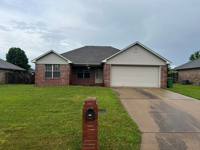 Primary Photo - 3 Bed 2 Bath Home