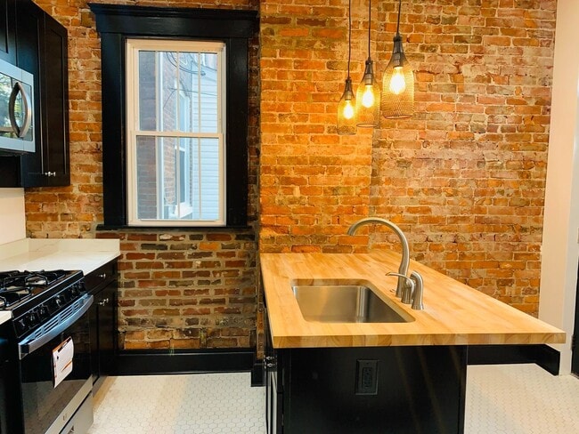 Building Photo - Spacious 3 bedroom duplex near Franklin Park