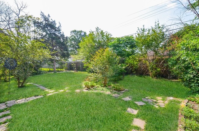 Building Photo - 9817 Cedardale Dr