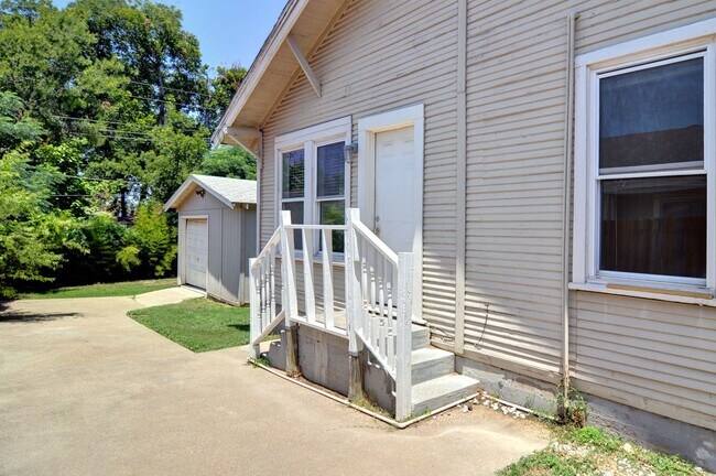 Building Photo - 2 Bedroom Bungalow