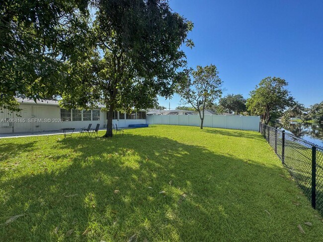 Building Photo - 5051 SW 93rd Ave