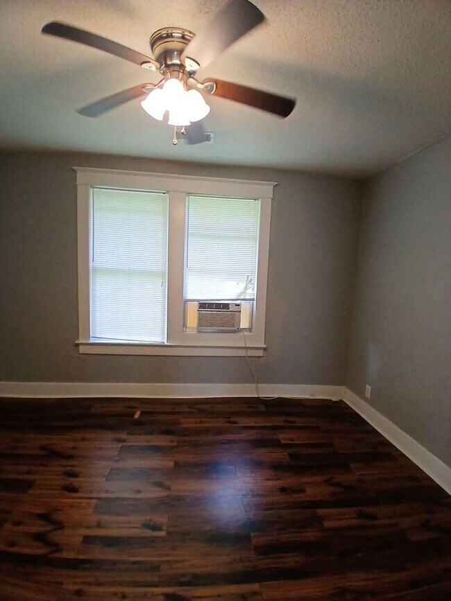 Building Photo - Newly Renovated 3 bedroom 1 bath Home - Op...