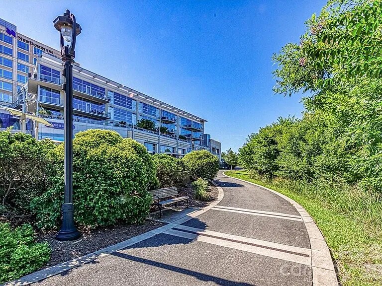 Building Photo - 1133 Metropolitan Ave