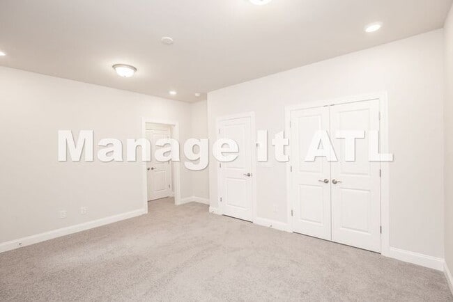 Building Photo - 4 Bedroom Townhome in Chamblee