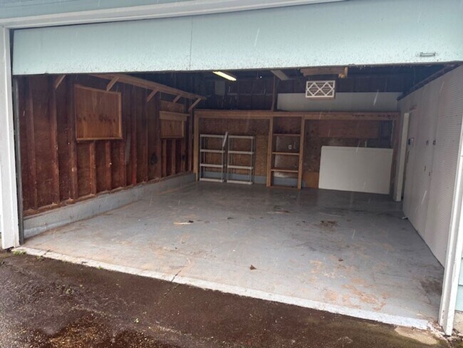 Building Photo - Lightly Updated 4 Bed Everett Home w/ Large Detached Garage/Workshop!