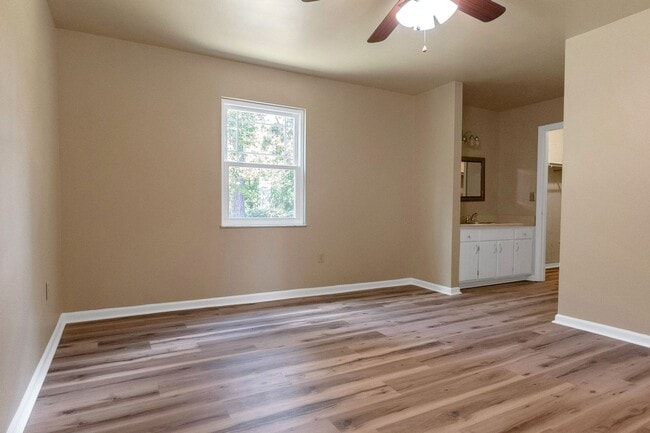Building Photo - Charming 3BR Ranch Style Home on Quiet Cut...