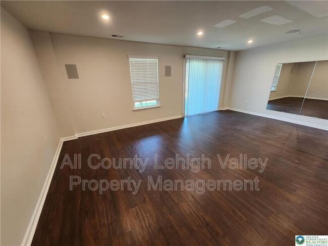 Building Photo - 2401 Emanuel Ct