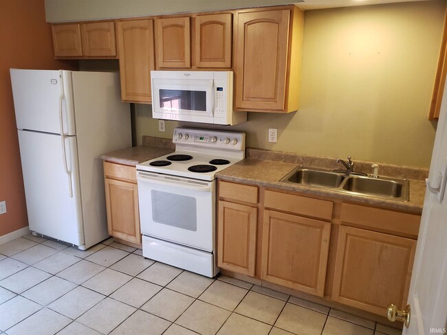 Building Photo - 3471 S Oaklawn Cir