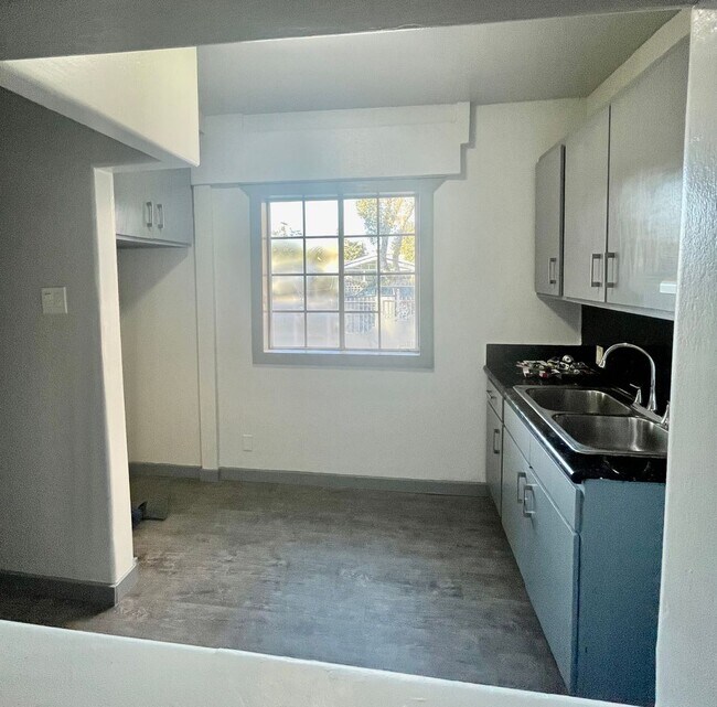 Building Photo - 2 bedroom / 1 bath with washer/dryer hook ups