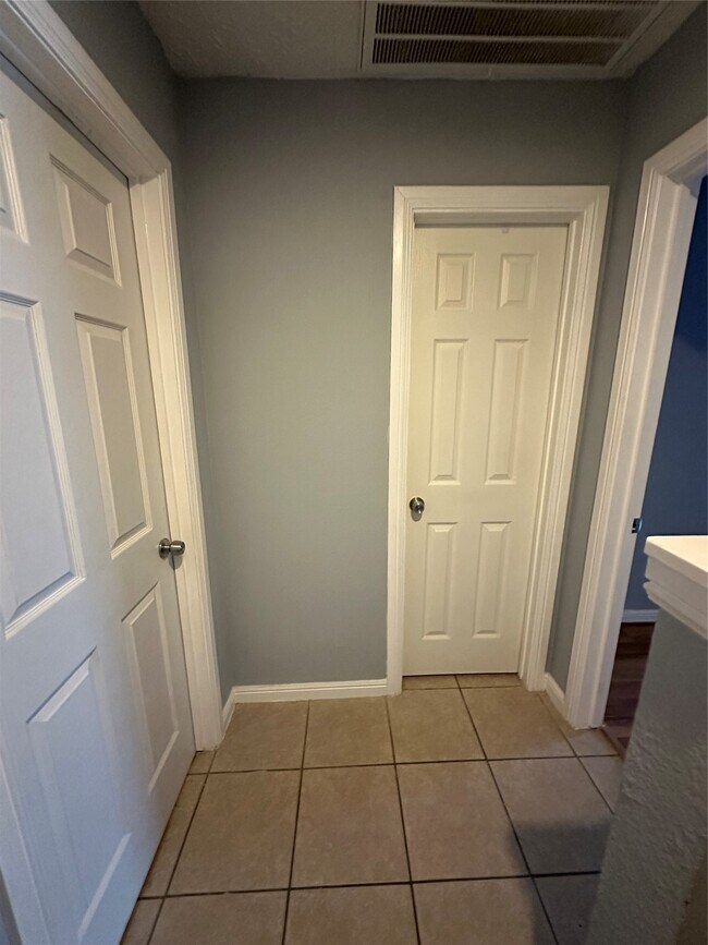 Building Photo - 8636 Village of Fondren