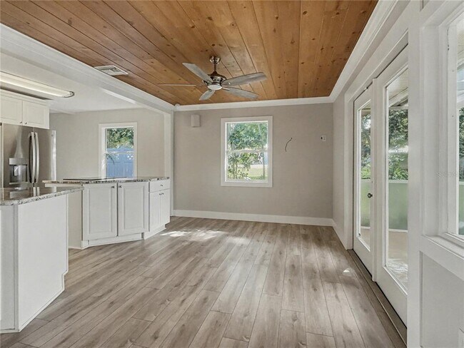 Building Photo - 125 Lake Roy Dr