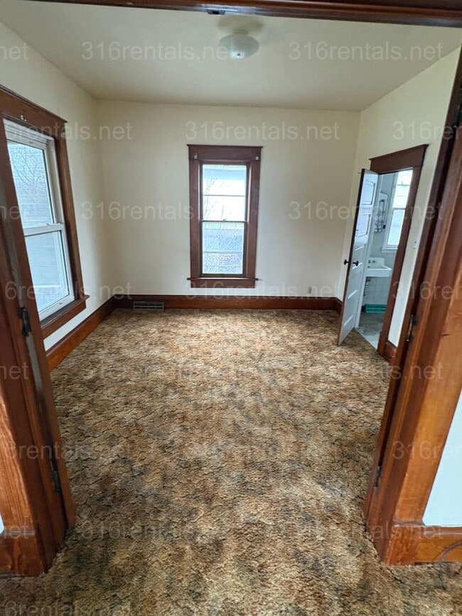 Building Photo - $899 - 3 bed 1 bath - Single Family Home