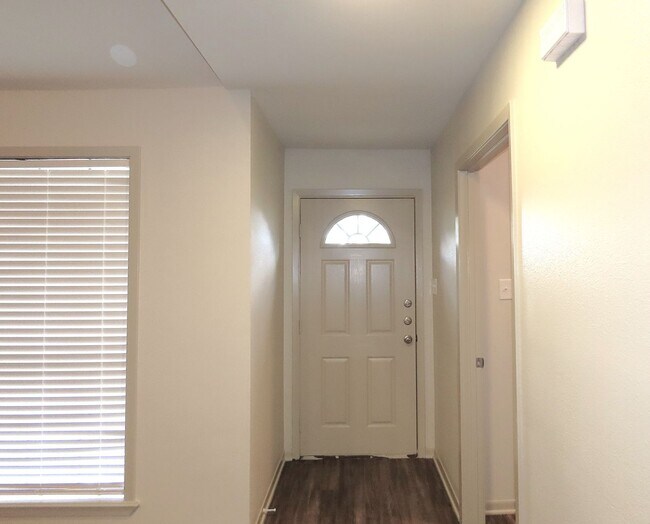 Building Photo - Remodeled in 2024! Gorgeous 3 Bdrm., 2 Bath Duplex in Whitehouse ISD!