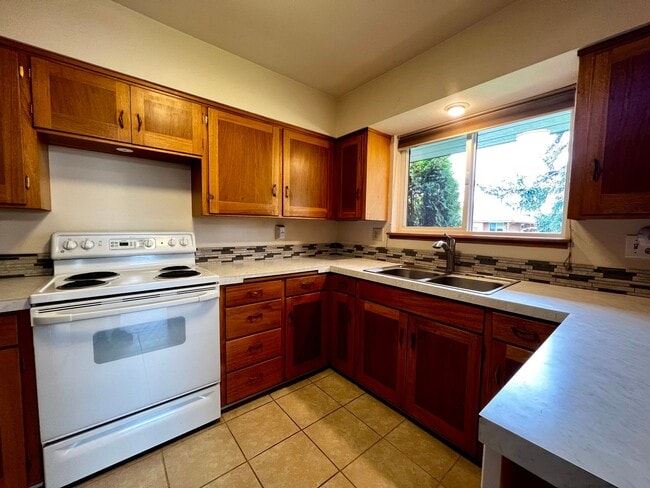 Building Photo - 608-610 Estee Court - Yakima