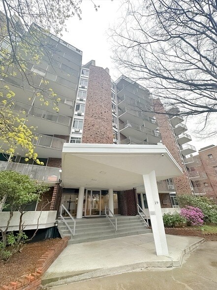 Building Photo - 19 Winchester St