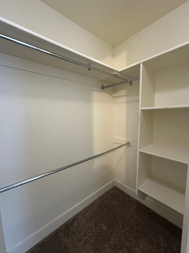 Building Photo - 2 bedroom, 2.5 bathroom townhome at Lincol...