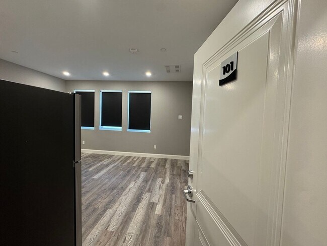 Building Photo - 1473 N Shore Rd