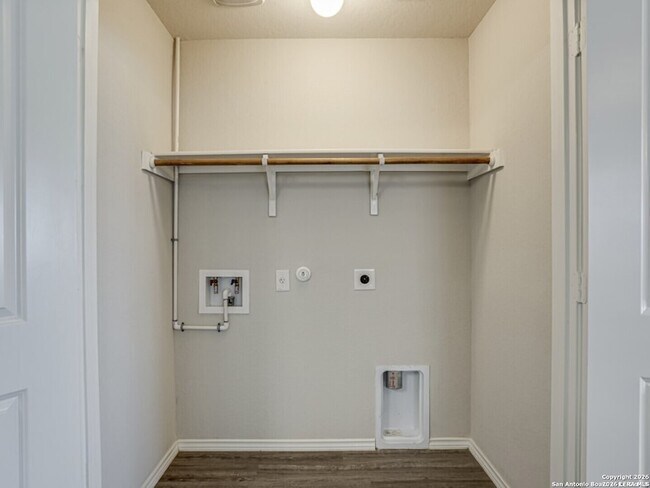Building Photo - 6903 Cozy Run