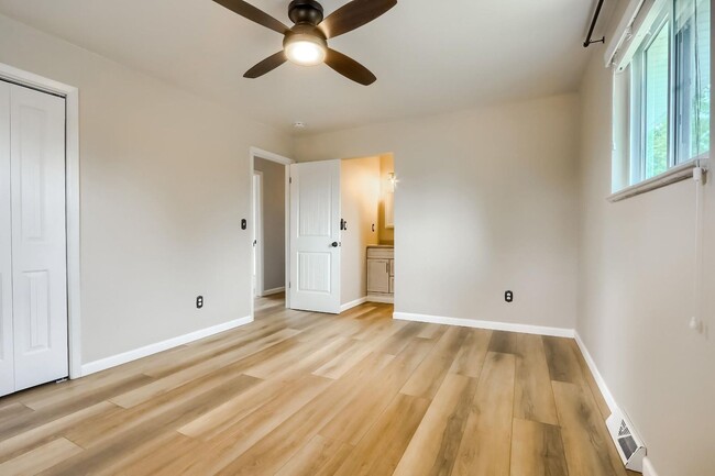 Building Photo - 4 BED 3 BATH HOUSE NEAR CREAK PARK!!!