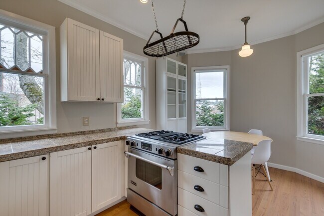 Building Photo - Rare & Charming Upper Queen Anne Home Available July!