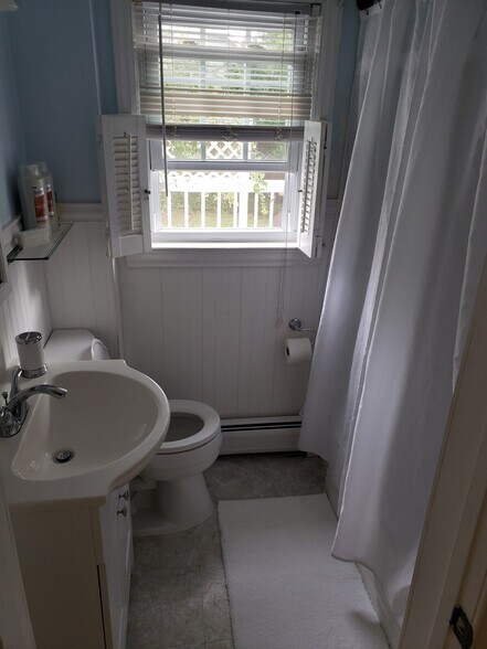 Building Photo - 21 Case Ave