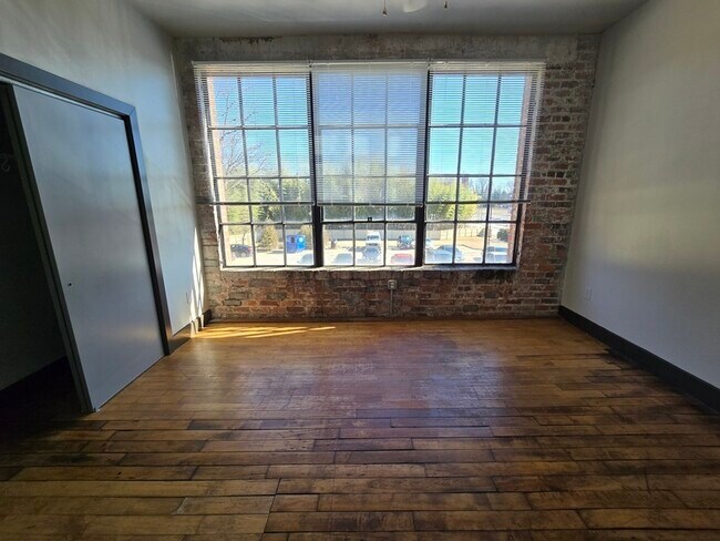Building Photo - 123 Pine St