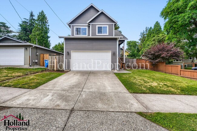 Building Photo - Great, Spacious & Inviting Home in the Heart of Milwaukie! Move-in Special DISCOUNT of $200!!!