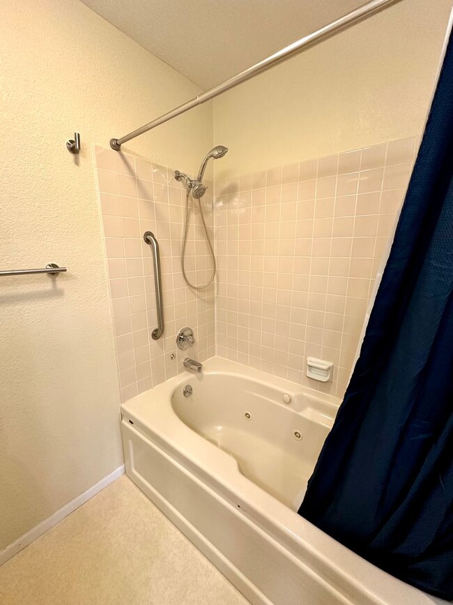 Building Photo - LIKE NEW REMODEL!