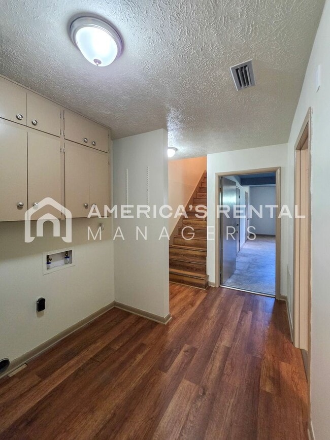 Building Photo - 3100 Apple Valley Ln