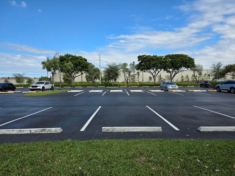 Building Photo - 2222 N Cypress Bend Dr