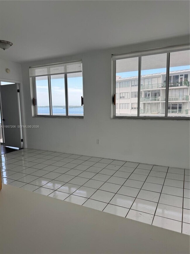Building Photo - 1402 Brickell Bay Dr