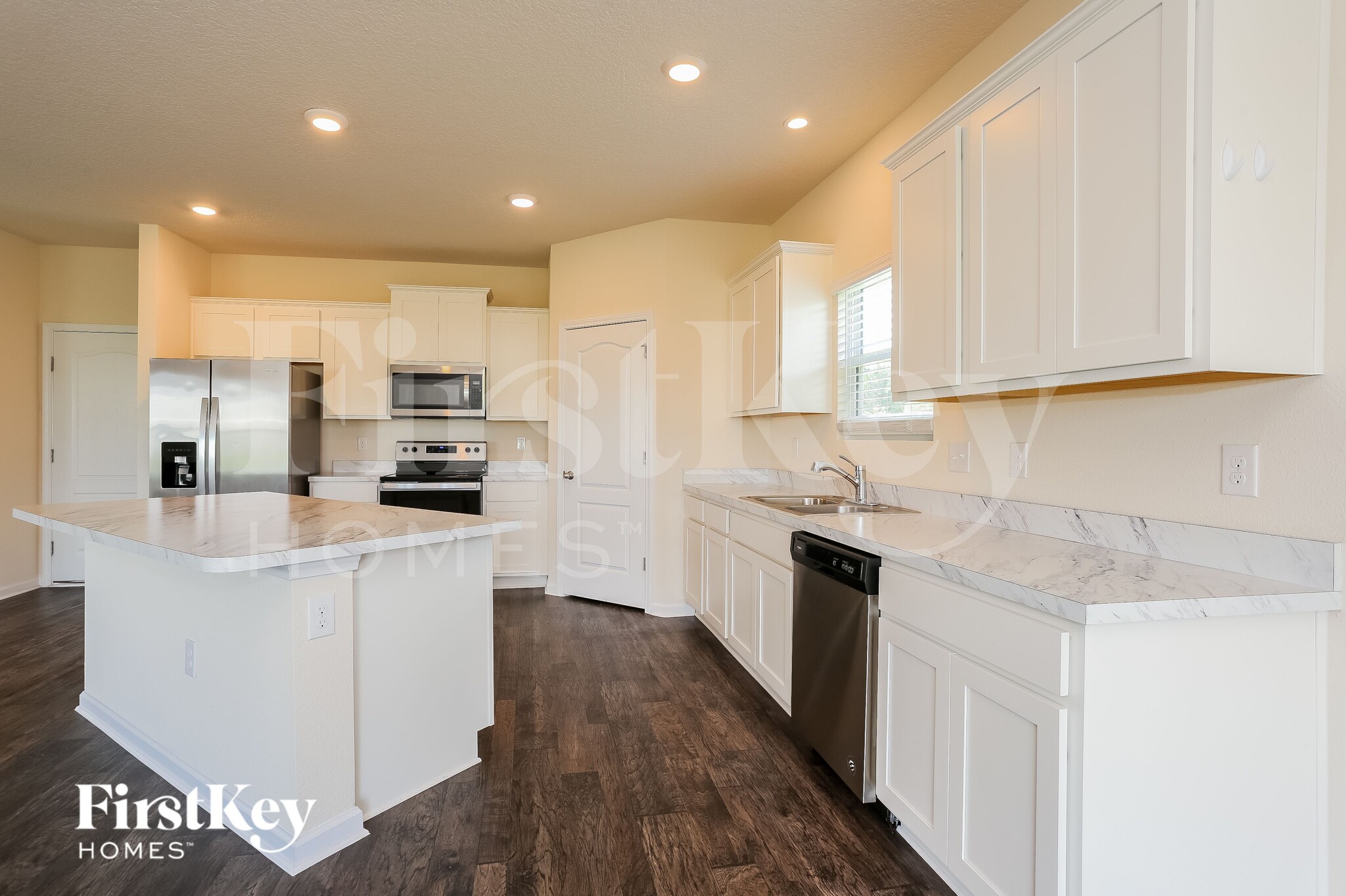 Building Photo - 2587 Beachview Dr