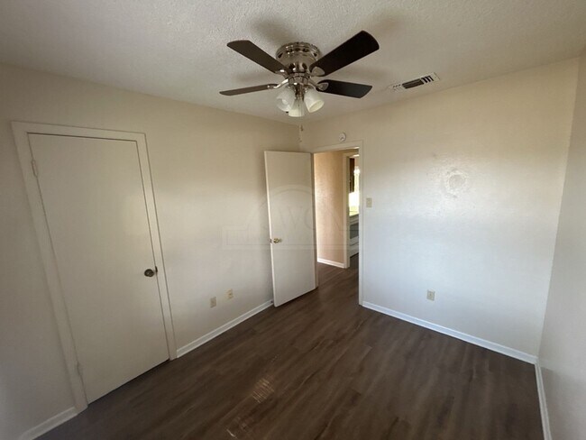 Building Photo - 607 Spoke Dr