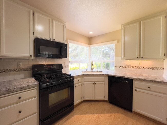 Building Photo - Beautiful Single Level Three Bedroom North...