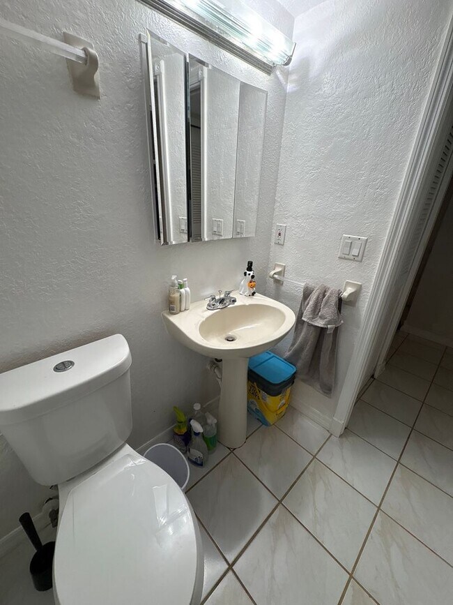 Building Photo - Spacious 3-Bedroom Condo in Cypress Woods