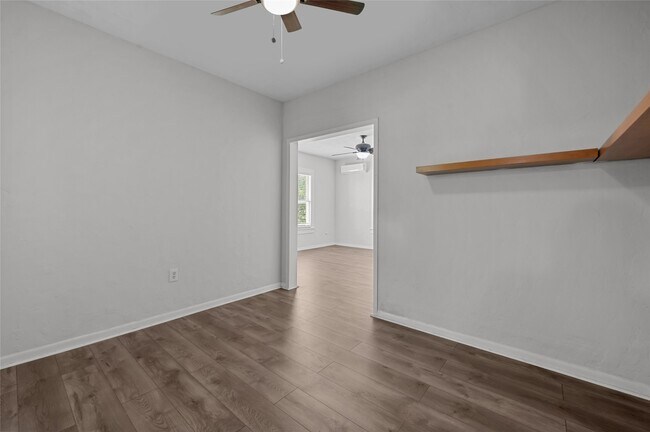 Building Photo - 907 W Gray St