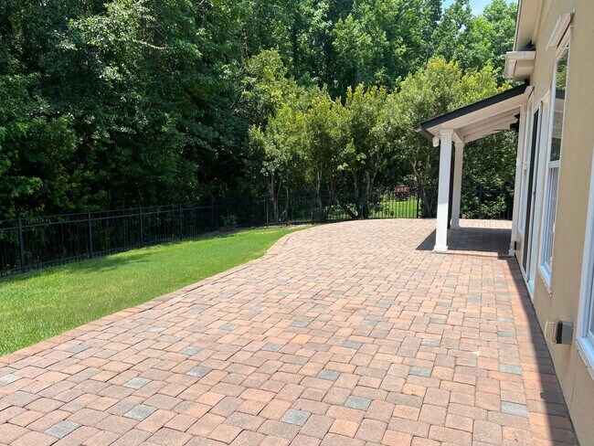 Building Photo - Gorgeous One-Level Ranch Style Home in The...