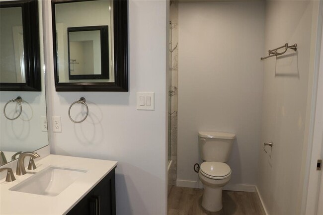 Building Photo - 8903 Mesa Dr