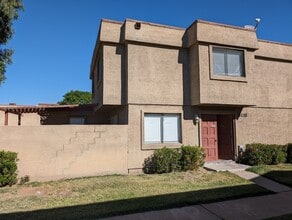 Building Photo - Remodeled Townhome in West Phoenix