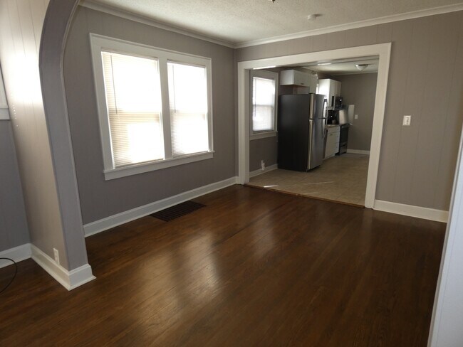 Building Photo - 814 E 23rd Ave