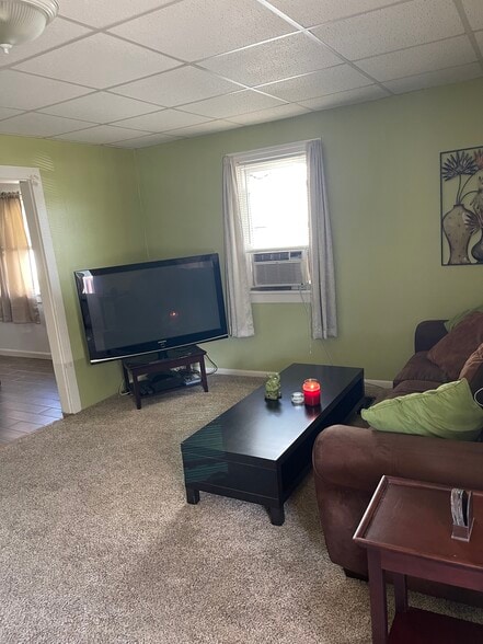 Living room - 938 Vine St