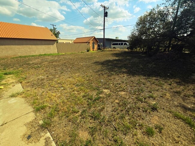 Building Photo - 312 S Avenue B