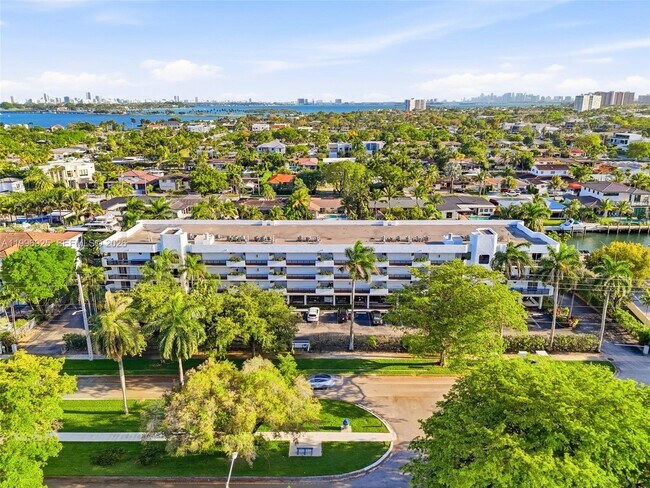 Building Photo - 2370 NE 135th St