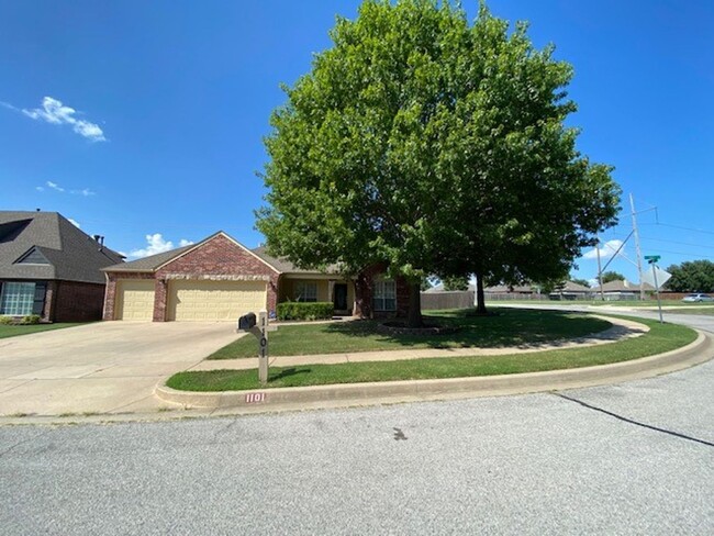 Building Photo - 3 Bed, 2 Bath + Office | Jenks, OK | $2200...