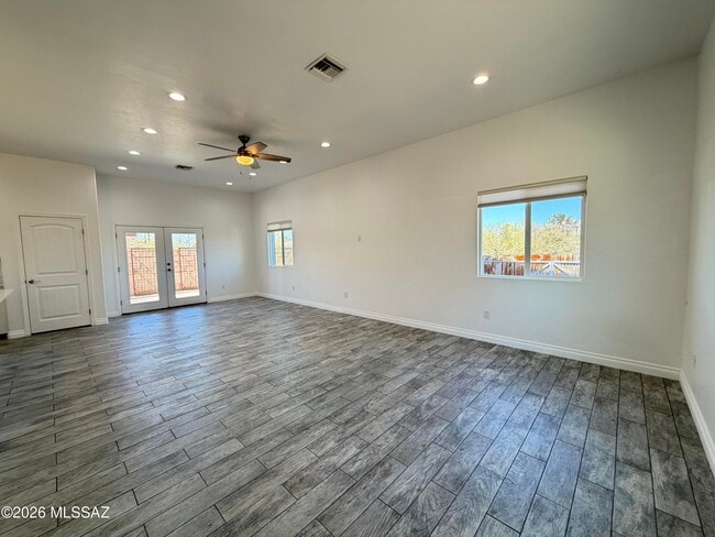 Building Photo - 3329 E Glenn St