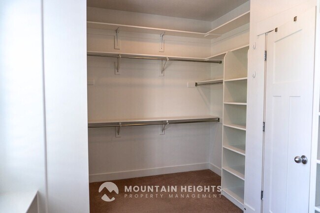 Building Photo - 3953 Sand Lake Dr