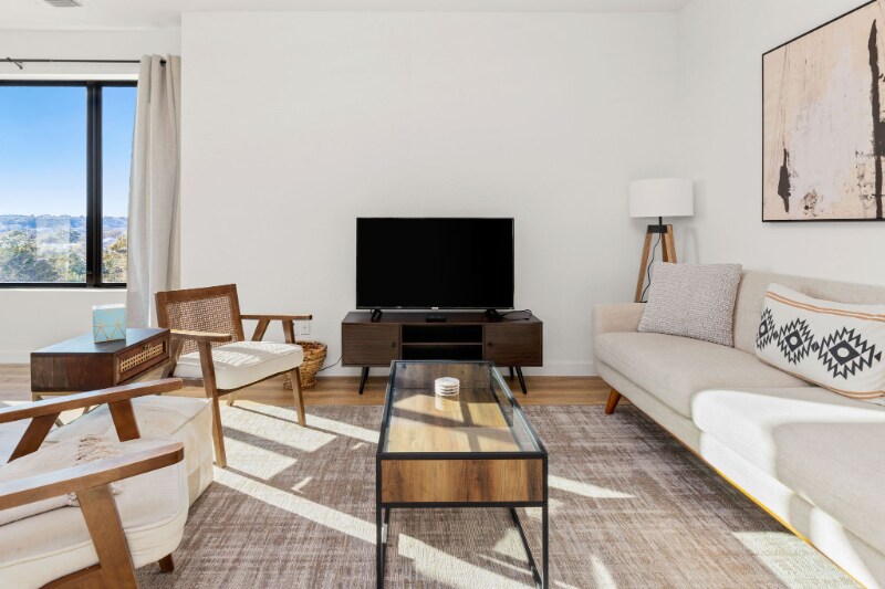 Building Photo - 1619 Lakeshore Dr