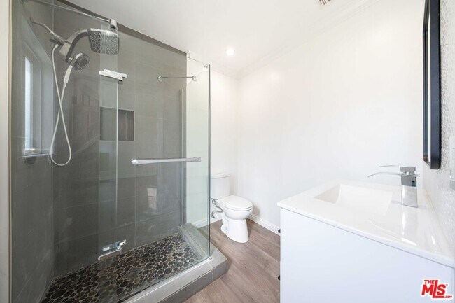 Building Photo - 8432 Glenoaks Blvd